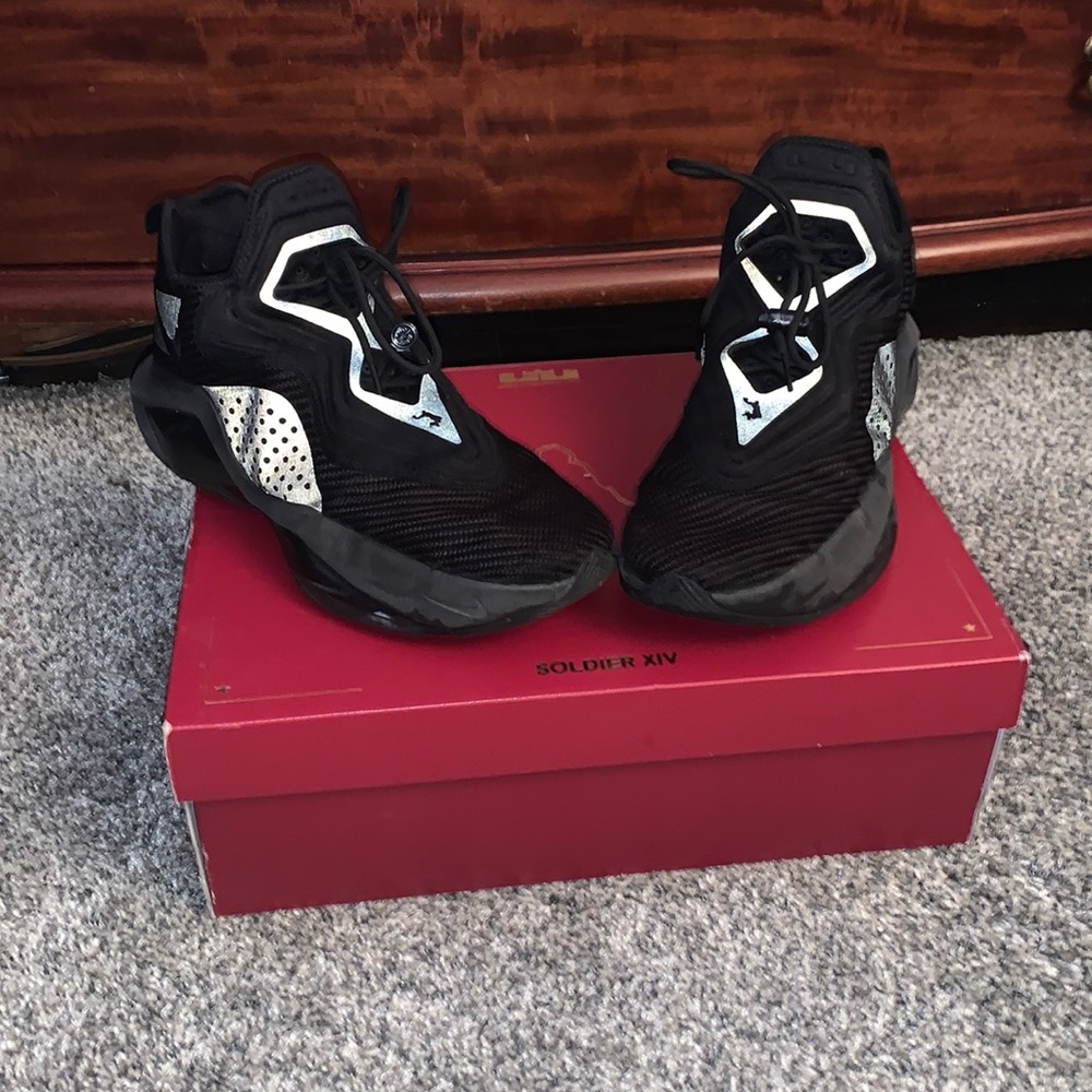 LIKE NEW USED 2 Times for basketball COMFY NIKE LEBRON SOLDIER XIV SIZE 11